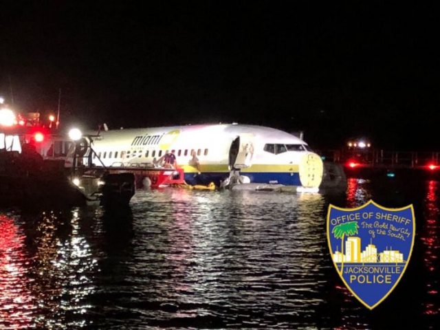佛州一架波音737冲入河中 系国防部包机 无人遇难