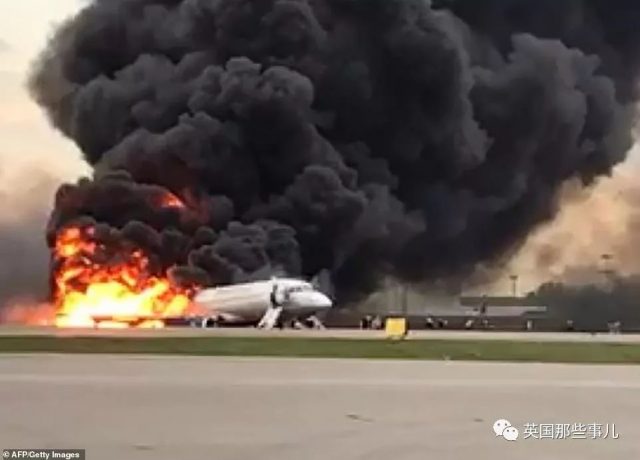 俄航迫降起火造成41人喪生，逃生不忘拿行李的乘客要背多少鍋？