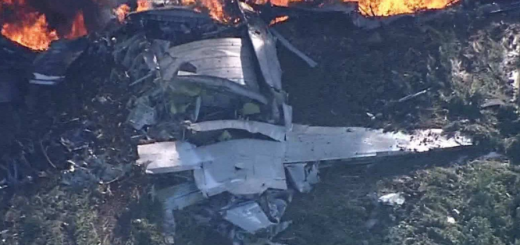 一架美國飛機突發意外，飛機急速俯衝撞向地面，飛行員當場斃命！