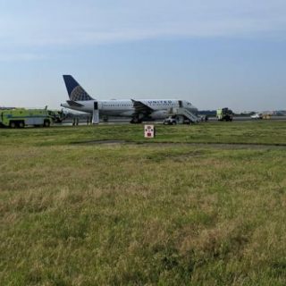 美聯航客機爆胎迫降紐瓦克 機場禁止起降致航班延誤