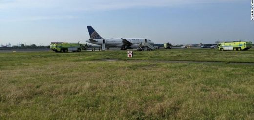 美聯航客機爆胎迫降紐瓦克 機場禁止起降致航班延誤