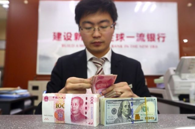 中国高净值人群配置美元资产 赴港买保险排起长队