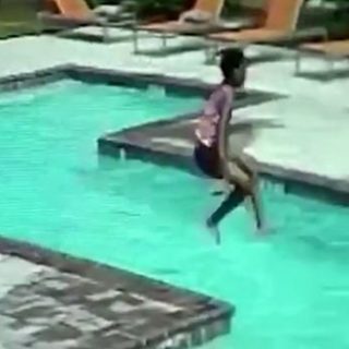 惊险！美10岁女孩及时跳入泳池救起溺水妹妹