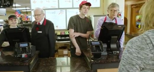 比爾·蓋茨與巴菲特一起「打工」：穿工作服賣冰淇淋