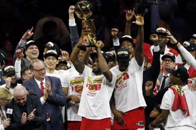 史上第一人！林書豪帥氣奪冠，成為NBA總決賽首位登場奪冠的華人球星