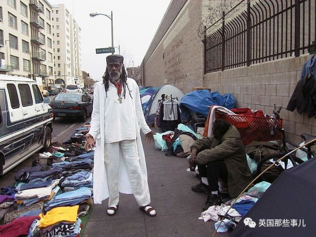 華人喜歡的城市變成這樣了！滿街流浪漢 垃圾堆成山 結果政府出這招兒！