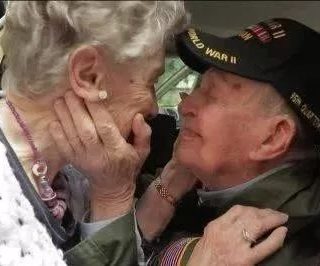 感人！75年後，美國98歲老兵與92歲初戀重逢【有圖有真相】