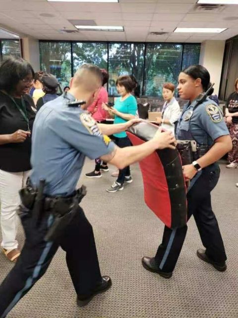 亚城华裔社区与Gwinnett郡警局合办首次女子徒手防身术训练班！训练归来，各个成女将！