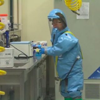 發明埃博拉病毒「解藥」的華裔女科學家，被加拿大當局調查後帶走