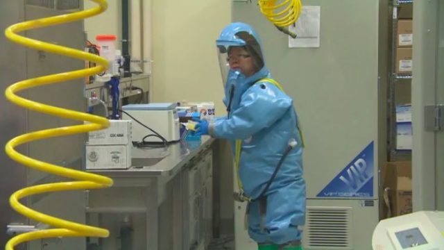 發明埃博拉病毒「解藥」的華裔女科學家，被加拿大當局調查後帶走