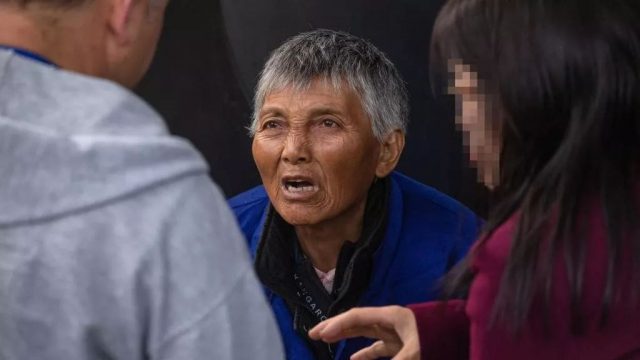 直击｜那群跪地向外国人乞讨的中国大妈被抓了