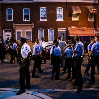 费城突发枪案 警方与枪手对峙8小时后将其逮捕 6名警员中枪