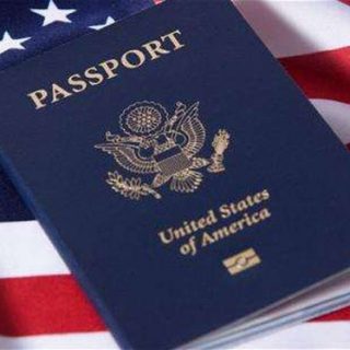 担忧自己“不够白” 美国公民出门携带护照“防身”