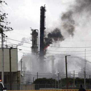 美孚石油公司煉油廠發生火災 已致66人燒傷