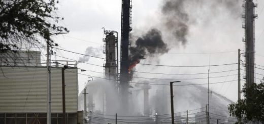 美孚石油公司煉油廠發生火災 已致66人燒傷