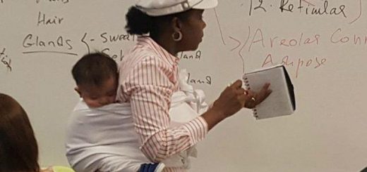 心疼帶孩子的學生，美國教授一邊講課一邊幫學生背寶寶，網上獲贊