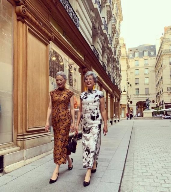 中国奶奶穿旗袍游巴黎走红：不仅要看风景，也要成为风景