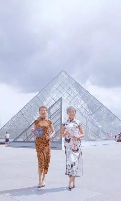 中国奶奶穿旗袍游巴黎走红：不仅要看风景，也要成为风景