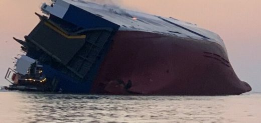 乔治亚海港一货轮翻船 四名船员失踪