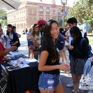 中国留学生积极参加选民登记日志愿者活动