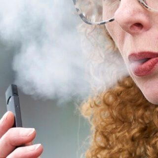 數百人患怪病6人死亡後 川普政府擬禁售調味電子煙