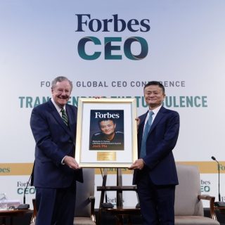 10月15日晚，在新加坡举行的2019福布斯全球CEO大会现场，马云被授予福布斯终身成就奖，以表彰他在全球范围内坚持和倡导企业家精神，帮助一代人通过互联网获得成功。马云也是13年来全球首位获得该奖项的互联网行业领导者。  福布斯授予马云终身成就奖：创新初心和成就完全可以得诺奖_图1-3   福布斯媒体集团主席、《福布斯》总编辑史蒂夫·福布斯在颁奖词中盛赞马云，“不仅是我们这个时代、更是有史以来世界上最伟大的企业家英雄之一”。福布斯认为，马云不仅创造了阿里巴巴这家伟大的公司，而且带动了中国乃至全世界小微企业的蓬勃发展，是我们这个时代最有影响力的人之一。  在随后的对话中，史蒂夫·福布斯更对马云表示，“你创业的初心和成绩，我觉得完全可以获得诺贝尔奖！”  作为全球最具影响力的商业杂志，福布斯于2006年设立了马尔科姆•福布斯终身成就奖，以表彰杰出企业家的终身成就。这个以福布斯集团已故主席命名的奖项，代表了福布斯家族和集团对企业家成就和企业家精神的最高赞誉。成立13年来，全球仅7名企业家获奖。马云是首个也是唯一来自互联网科技领域的获奖者。据史蒂夫·福布斯现场介绍，2019年是其父亲马尔科姆•福布斯的百年诞辰，在这一年颁授这一奖项意义尤为重大。  终身成就就是终身成就他人。回顾马云的创业历程，帮助他人成功是始终不变的坚持。早在2000年，马云第一次登上福布斯杂志时，他就坚信阿里巴巴的未来是“改变世界”。当时阿里巴巴刚刚成立18个月，还在亏损中苦苦挣扎，马云思考的却是“让天下没有难做的生意”。他告诉记者，未来数万亿美元的全球贸易一定会实现网络化，小企业和年轻人可以全球买、全球卖。  19年间，马云用极具前瞻性的商业思想，和始终关注小企业、普通人的企业家精神，帮助整整一代中国人抓住了电子商务机遇，实现了当年的宏愿。如今，阿里巴巴已从18人的创业团队成长为全球领先的数字经济体，为社会带来4000多万就业机会，也为全球小企业和年轻人打造了一个实现梦想的平台。  这一努力也得到了世界的正视和回报。20天前，同样是为了表彰马云所代表的企业家精神，以及在全球公益和教育领域做出的突出贡献，比利时国王菲利普亲自授予马云比利时王国大将军级皇冠勋章。