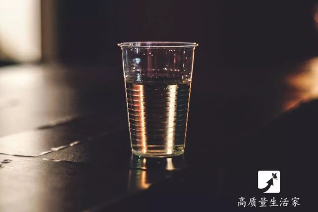 用錯水杯等於喝毒？玻璃杯、不鏽鋼杯、塑料杯，告訴你用哪種杯子最安全！
