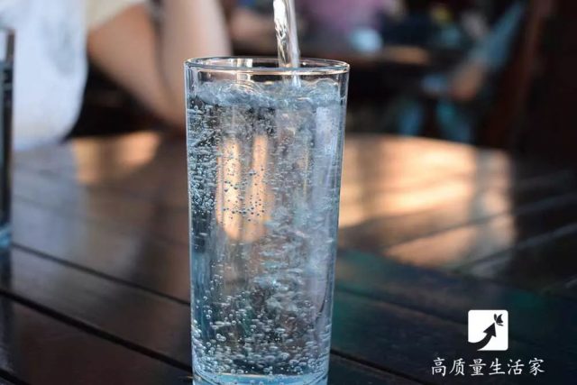用错水杯等于喝毒？玻璃杯、不锈钢杯、塑料杯，告诉你用哪种杯子最安全！