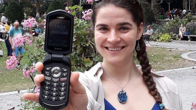 纽约女子挑战一年不用智能手机:还剩4个月,她做出这一决定