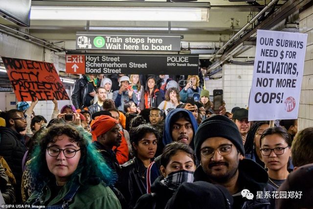 纽约市民暴动了！瘫痪了布鲁克林一带地铁站…在总统抨击纽约市政管理后，警方到地铁狂抓逃票引发众怒