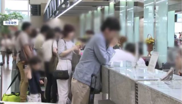 因逛免稅店誤機，中國男遊客竟暴打女工作人員！瘋了啊！