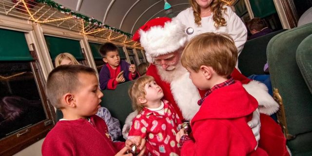 开往童话王国的假日火车：来佐治亚州过圣诞节吧！