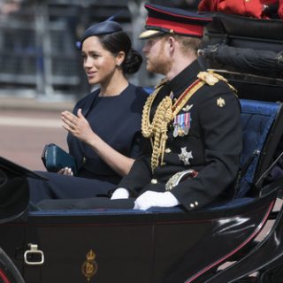 哈里梅根退出王室 将在英国北美两地生活 女王震怒