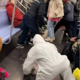 紐約地鐵乘客被潑不明「病液」，現場尖叫聲不斷
