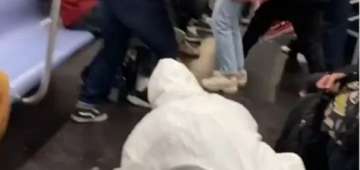 纽约地铁乘客被泼不明“病液”，现场尖叫声不断