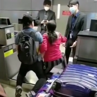 下跪求回国! 华人夫妇在机场嚎啕大哭: 放我们上飞机吧 给你跪下了!