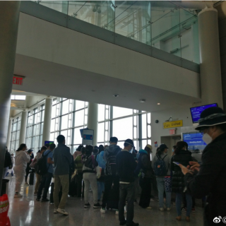紧急求助！超120名华人留学生滞留美国机场，被美联航拒绝登机