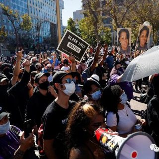 大选还没结束，双方已经乱了！旧金山集会抗议推特审查，遭反川普者围攻，6人受伤！