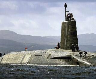 英國核潛艇停靠美國後，35名水兵新冠檢測陽性