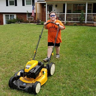 美国9岁男孩帮社区老人残疾人免费割草