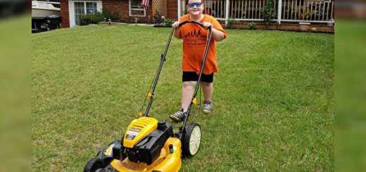 美国9岁男孩帮社区老人残疾人免费割草