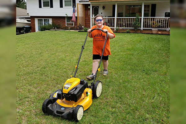 美國9歲男孩幫社區老人殘疾人免費割草