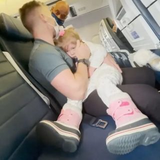 视频爆火！我们被联航踢下飞机，因为2岁女儿拒绝戴口罩！