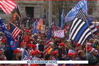 展开武斗！成千上万的民众涌到华盛顿特区，高举国旗与安提法展开了斗争！多人被刀刺伤，警方开始抓人…
