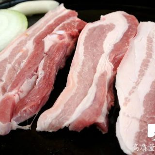 卖猪肉的，经常拿一块布在肉上擦，看完才知道用意！