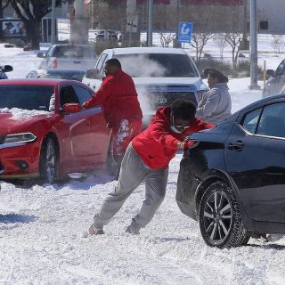 冷冷冷！冬季風暴 "尤里 "過境，13人死亡，500萬人斷電，民眾絕望躲進車裡取暖