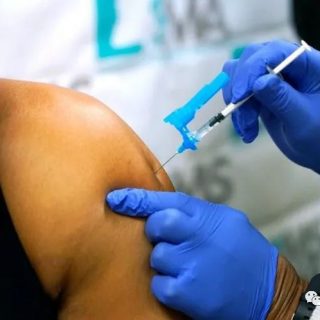 根據綜合報道，自從輝瑞(Pfizer)與德國夥伴BioNTech共同研發的新冠肺炎疫苗一周以來，至少已有12萬8000人接種第一劑疫苗；雖然出現5例過敏反應，聯邦食品暨藥物管理局(FDA)也已經開始著手對此進行調查。 圖片  聯邦政府預料第一批配送足夠290萬人接種第一劑的疫苗，但仍不及全國人口的1%，且不夠健康照護人員及長期照護機構的居民及照護員接種。  圖片  雖然聯邦衛生部(Department of Health and Human Services)已公布各州及領地的首批疫苗配送數據，但未公布已配送或接收多少疫苗；此外，部分地區的藥劑師有時會從疫苗保存瓶中汲取比預期還多的疫苗劑量，但愛阿華州及華盛頓州的藥劑師反映收到比預期更少的疫苗。    發燒、頭痛、肌肉酸痛…專家：正常反應 據悉，疫苗在第三期臨床試驗已有90%有效性，也由獨立專家小組審查，未發現明顯副作用，對大眾安全。但專家們警示，某些人在注射後可能發生的發燒、頭痛、疲勞與肌肉酸痛等，皆為正常反應。  圖片 圖片  輝瑞疫苗試驗中，所有反應均以輕度或中度呈現，幾天內可解除。專家們表示，疫苗注射的反應為正常情況，且是疫苗正達到預期目標的表現。西奈山伊坎醫學院(Icahn School of Medicine at Mt. Sinai) 免疫專家克拉默(Florian Krammer)指出，疫苗注射後，可能有體溫升高、頭痛或肌肉酸痛。 圖片  癥狀發生是因先天免疫系統識別出某些東西不屬於體內，並發出警報，若感到不適，不是因為感染病毒，而是因為疫苗正在觸發免疫反應。  首批莫德納疫苗已發往美國各州 另外，第一批莫德納（Moderna）公司的新冠疫苗於周日（12月20日）早晨開始離開倉庫運往各地，擴大了美國的疫苗接種工作。  分銷疫苗的公司McKesson Corp在今天早上6點左右的一份聲明中說，他們已經啟動了新冠疫苗及輔助供應包的運送推廣工作。 圖片  在食品和藥物管理局（FDA）授予該藥品緊急使用授權後，疫苗於周六抵達配送中心，被裝入集裝箱並裝上卡車。 圖片  該疫苗預計將在全美3700多個地點推廣。政府部門表示，在美國批准的第一種疫苗——200萬支輝瑞疫苗的基礎上，計劃本周再發放590萬支莫德納疫苗。  美國陸軍將領古斯塔夫·佩爾納（Gustave Perna）告訴記者，莫德納公司的第一批疫苗盒預計將於周一到達醫療機構。 圖片 一些州選擇了莫德納的疫苗，用於更難到達的農村地區，因為它們可以在標準溫度的冰箱中儲存30天——而輝瑞的疫苗則不同，它必須在零下94度的溫度下運輸，在標準冰箱溫度下只能保存5天。