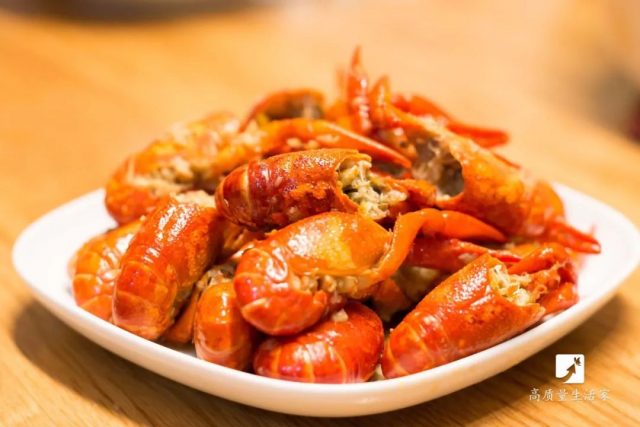 吃龙虾的好时节，教你一招快速剥虾壳，花最少的时间，吃最多的虾肉！
