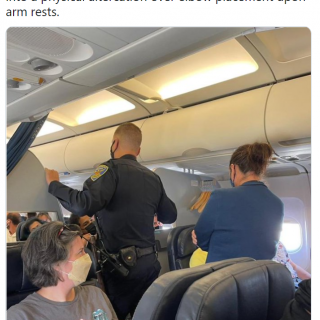航班臨起飛卻緊急返航，就因為兩個乘客搶中間扶手打起來了？！
