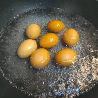 煮鸡蛋时，不要用清水煮，多加两种料，蛋壳一剥就掉，嫩滑又好吃！